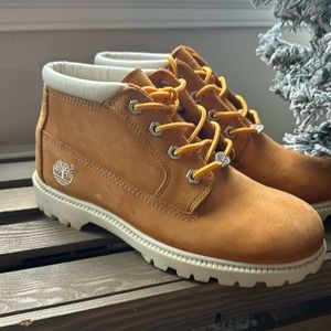 Like New Timberland Classic Ankle Boot, Women’s, 7.5